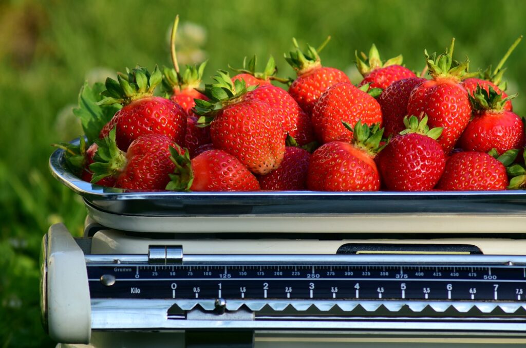 libra, strawberries, weigh-3454437.jpg